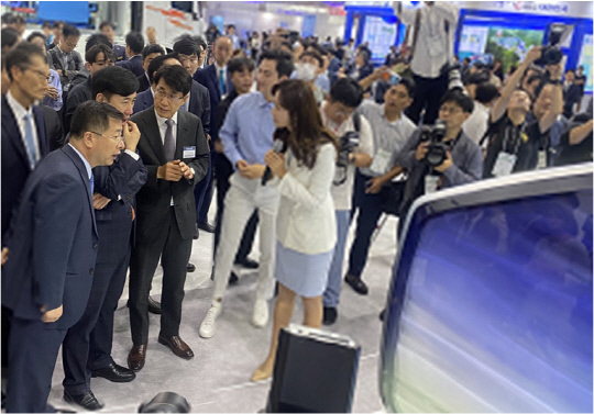 13일 경기 고양 킨텍스에서 열린 H2 MEET 현대자동차그룹 부스에서 김동욱(앞줄 왼쪽 세번째) 현대차 부사장이 하태경(앞줄 왼쪽 두번째) 국회 수소경제포럼 의원에게 수소연료전지에 대해 설명하고 있다. 장우진 기자